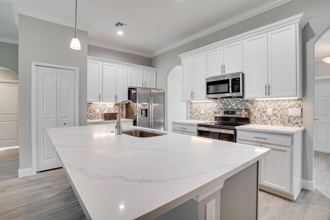 Building Photo - 5809 NW Beckham Ct