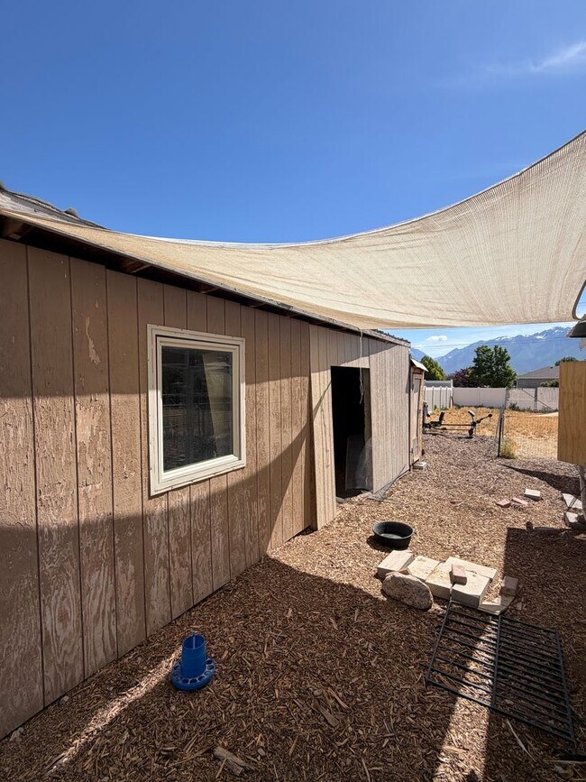 Building Photo - GORGEOUS SPACOUS HOMESTEAD!!!