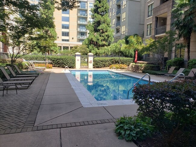 Building Photo - 2 bedroom Condo In Gateway Plaza