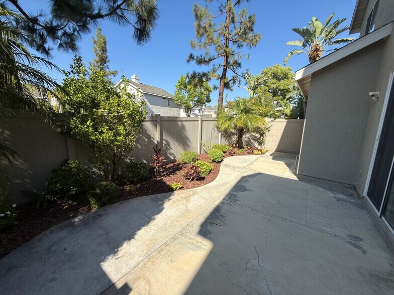 Building Photo - 748 North Siavohn Drive