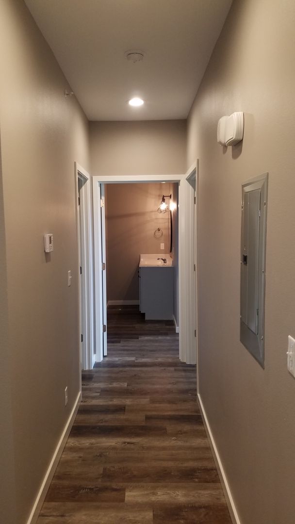 Building Photo - 1 Bedroom 1 Bath Garden Level Lakeside Apartment