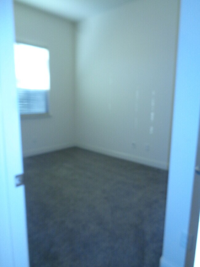 Building Photo - 2140 Cling Dr