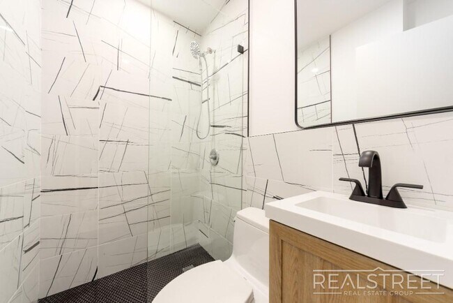 Building Photo - Penthouse 2BR/2BA with Private Roof Deck, ...