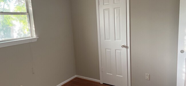 Building Photo - 3 bedroom 2 bathroom! HOUSING ACCEPTED!