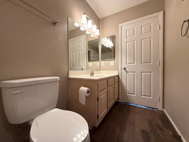 Building Photo - Beautiful 3-bedroom townhome in a desirable gated Green Valley community!