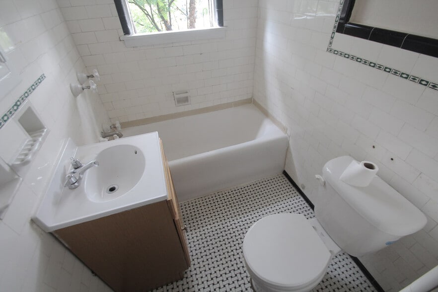 Building Photo - 8003 St Lawrence Ave