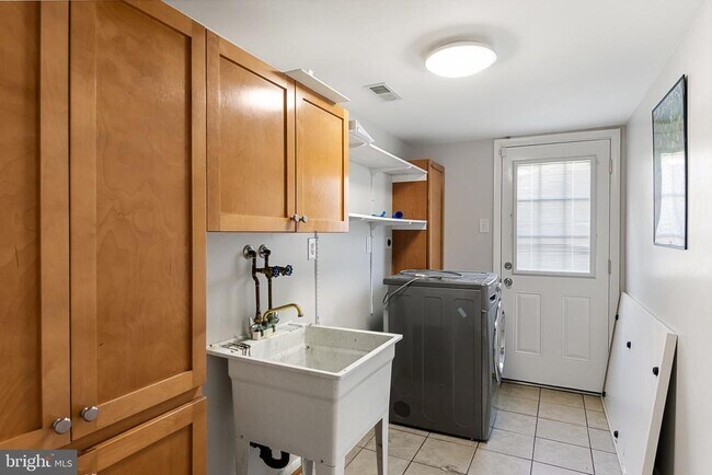 Building Photo - 18 Lakeview Dr