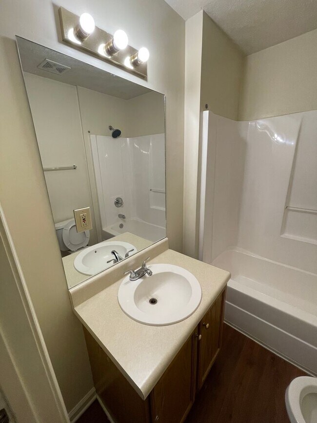 Building Photo - 13 Woodcreek Way SW