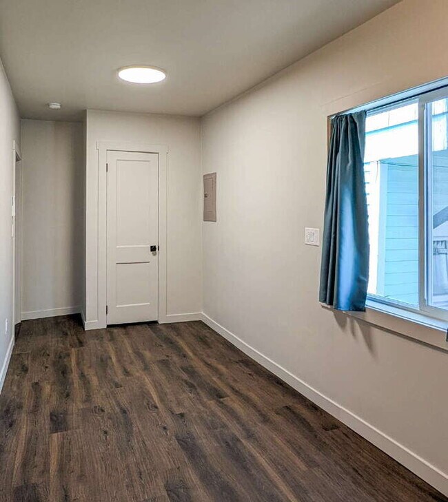 Building Photo - 2218 Hoyt Ave