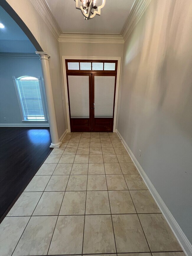 Building Photo - 10513 Plum Creek Dr