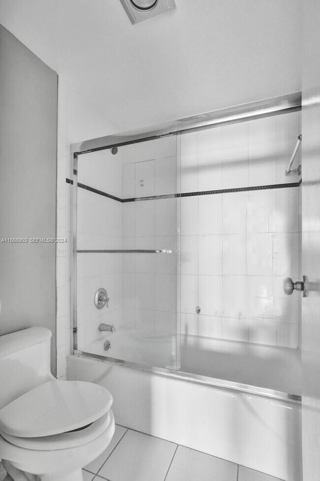 Building Photo - 300 Bayview Dr