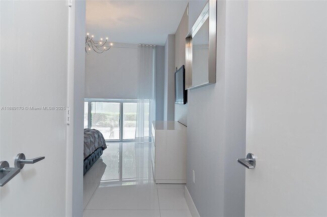 Building Photo - 2020 N Bayshore Dr