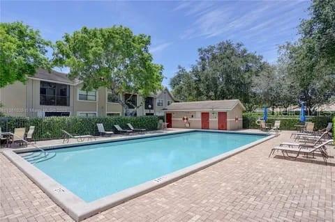 Building Photo - 9633 Riverside Dr