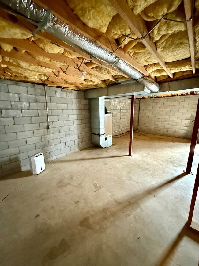 Building Photo - Two Bedroom Duplex with Garage and Storage / North Asheville