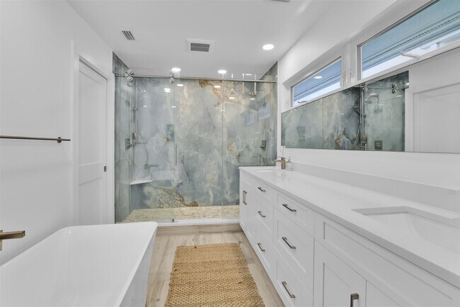 Building Photo - 17026 Bay St