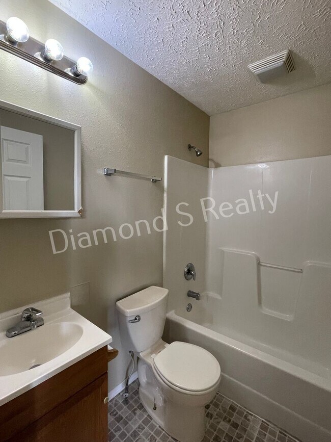 Building Photo - 3 Bedroom Duplex Available!