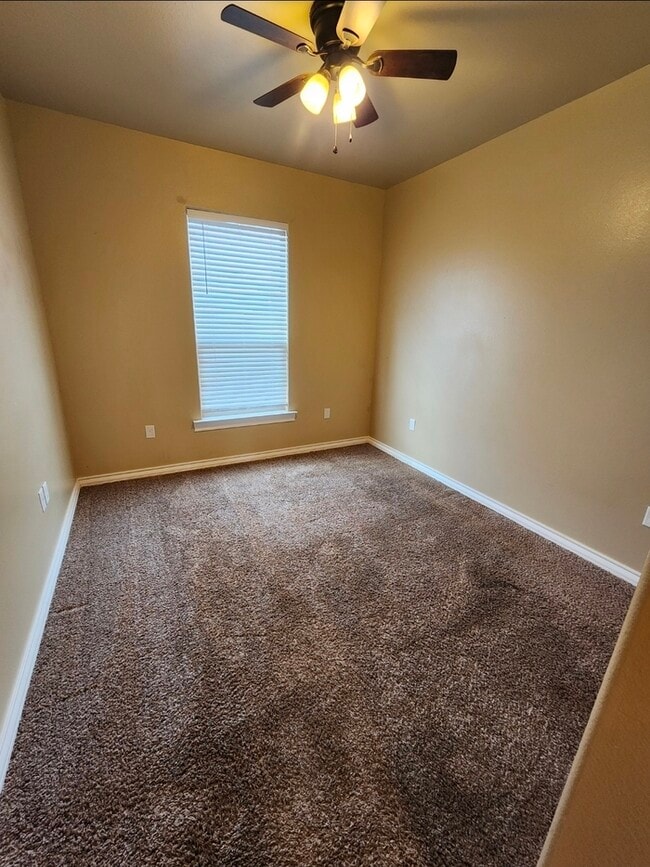 Building Photo - 3 bed 2 bath home