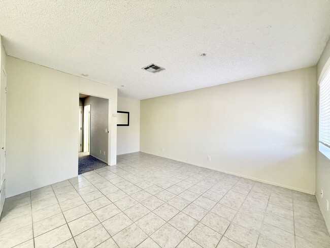 Building Photo - AVAILABLE NOW!! LOVELY 1 Bedroom 1 Bathroom 55+ Apartment in Palm Desert!
