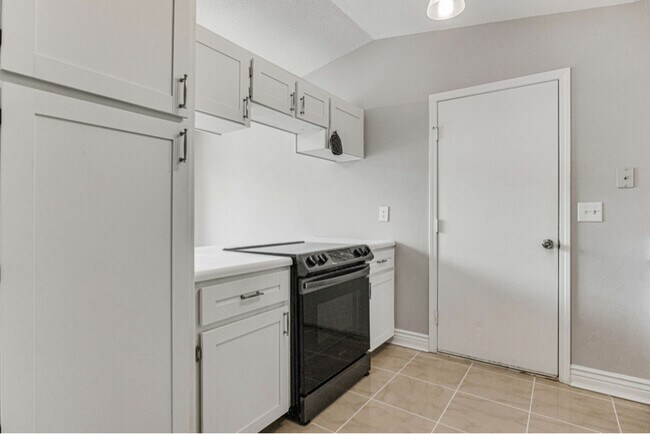 Building Photo - 3420 Riverside Dr