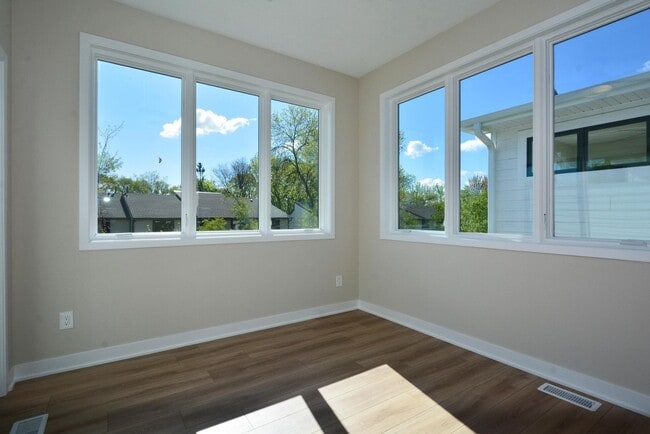 Building Photo - New Construction Townhouse Available Now in Roseville!