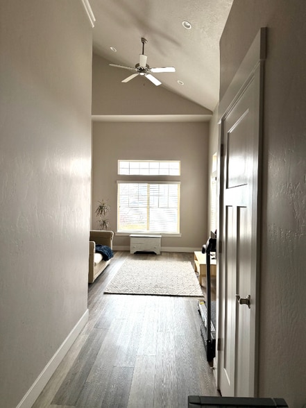 Building Photo - 822 S Aspen Wy