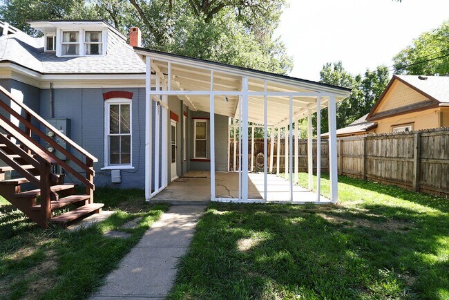Building Photo - 605 Mathews St