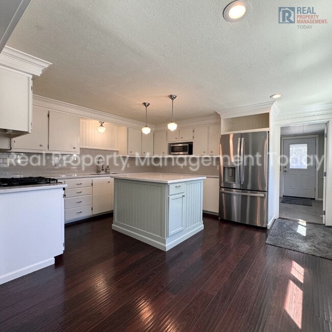 Building Photo - Charming 5 Bedroom + Huge yard!