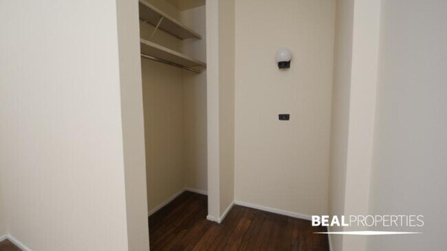 Building Photo - 2 bedroom in CHICAGO IL 60657