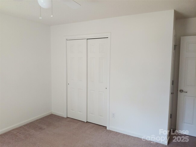 Building Photo - 2316 Woodbridge Dr
