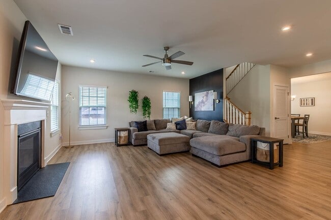 Building Photo - 5BR/3.5BA In Smyrna