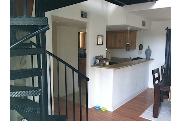  - 12916 Moorpark St