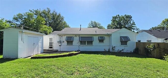 Building Photo - 3-bedroom, 1 bathroom, 1 car attached gara...