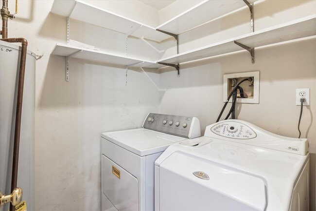 Building Photo - Lovely 2br/1bth ground level condo, close ...