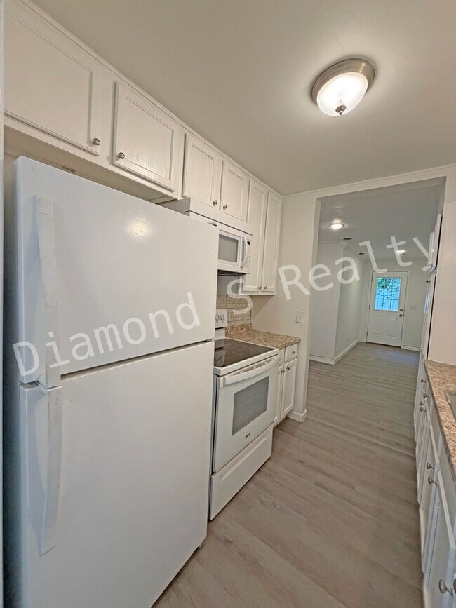 Building Photo - Adorable 2 Bed/1 Bath Home