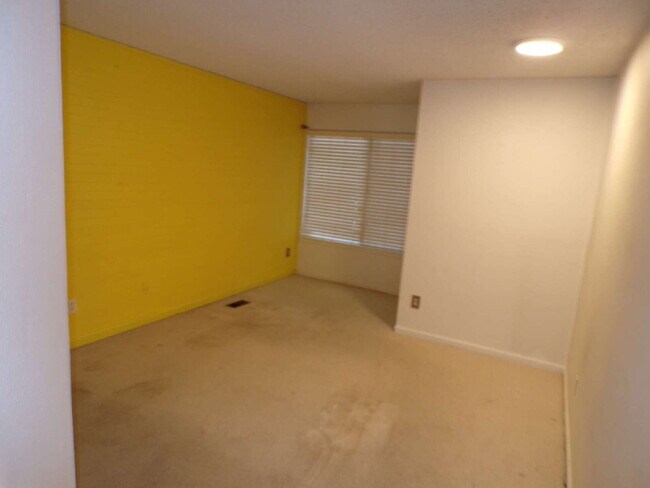 Building Photo - Wind Stream Condos - 3 Bedroom - 2 bathroo...