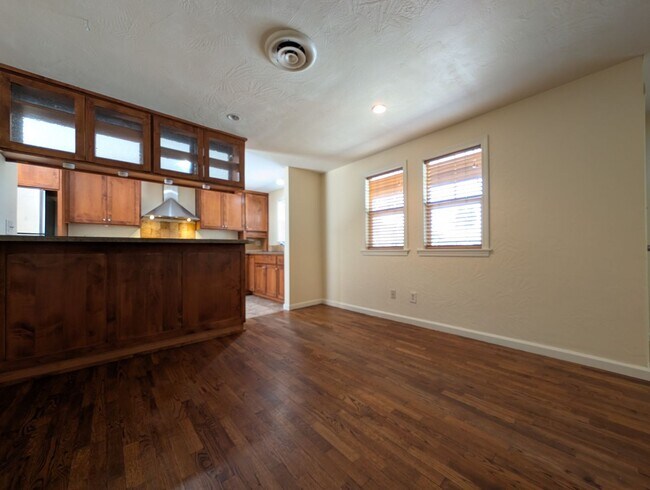 Building Photo - 890 E 29th Ave