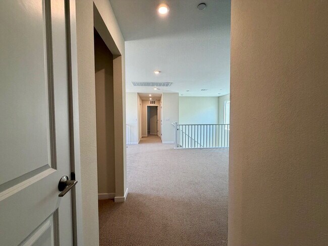 Building Photo - GORGEOUS 4 BED 3 BATH 2 CAR GARAGE SINGLE FAMILY HOME W/ LOFT, VAULTED ENTRYWAY, BACKYARD, AND BE...