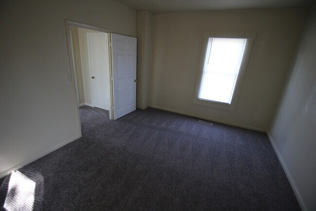 Building Photo - 3 Bedroom unit