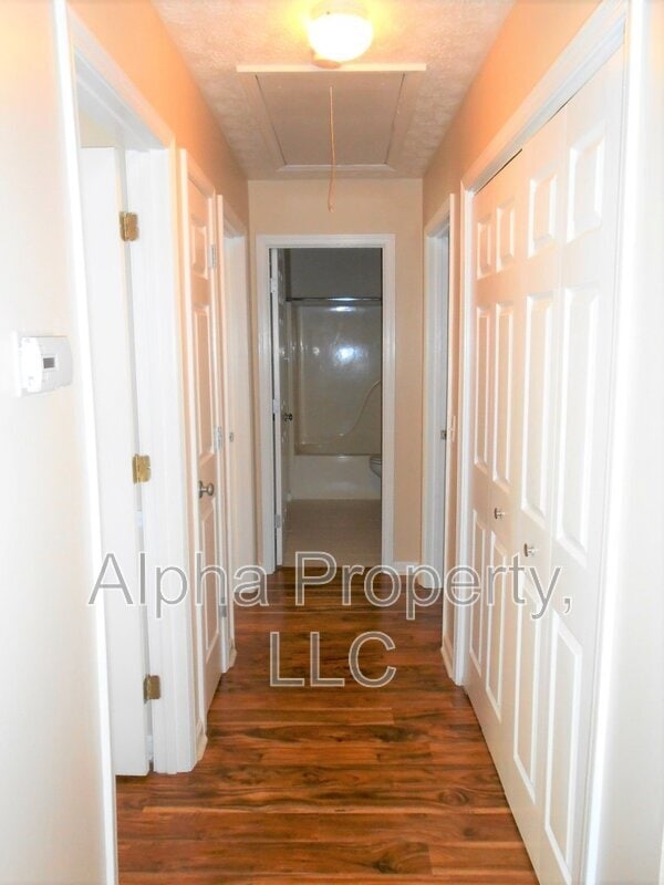Building Photo - 305 Fairdale Dr