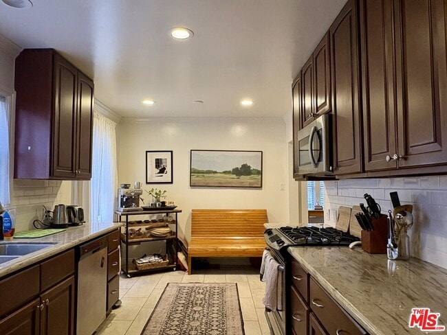 Building Photo - 429 N Sierra Bonita Ave