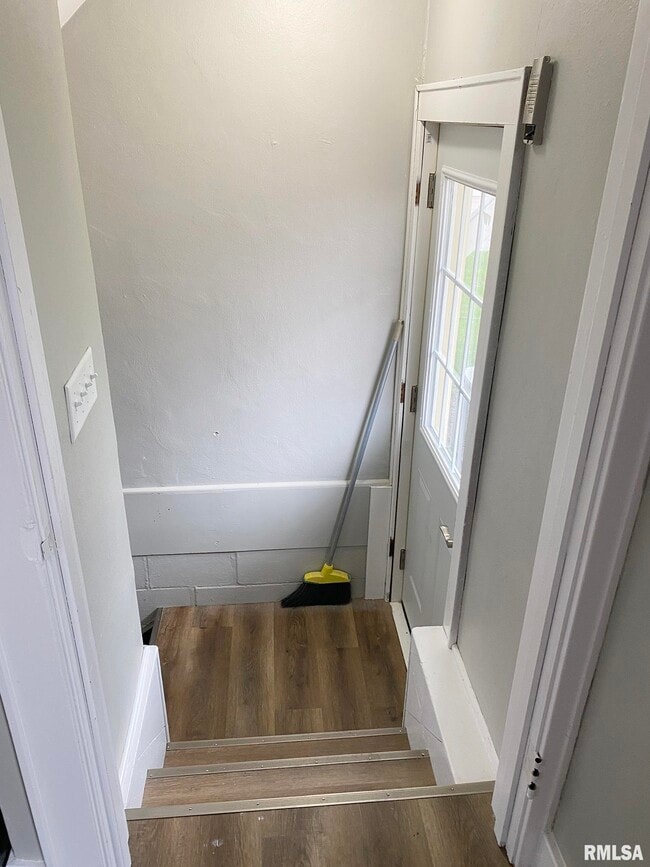 Building Photo - 303 Central St