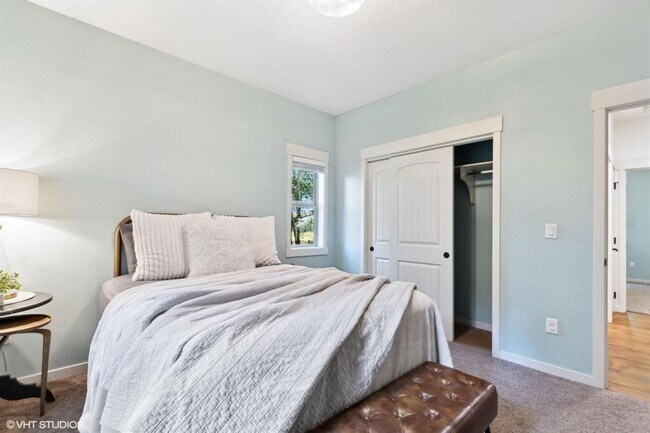 Building Photo - Stunning Columbia Falls Home w/horse pasture