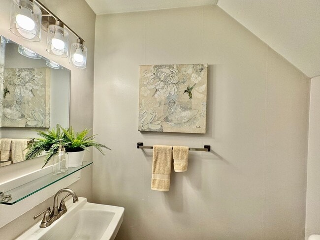 Building Photo - Completely Updated & Ready NOW! New Floori...