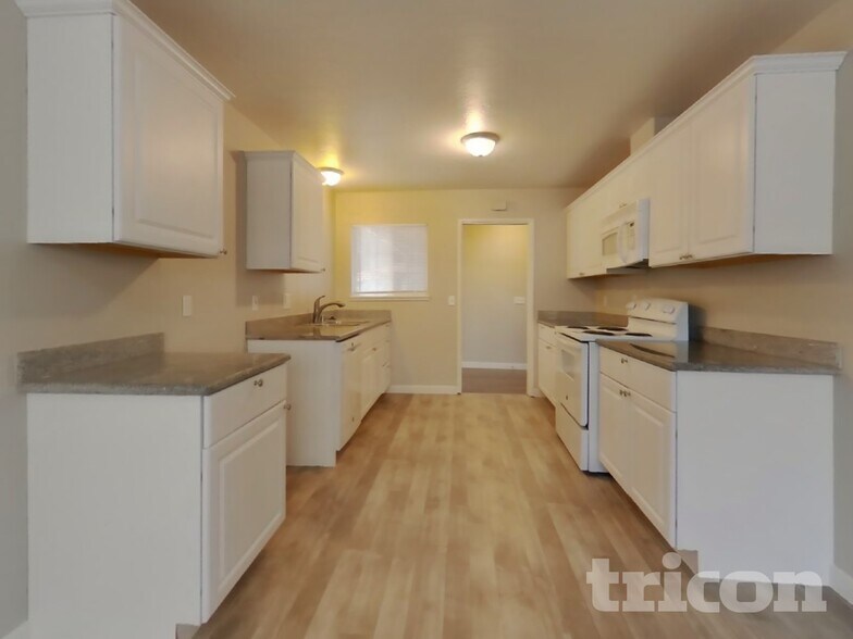 Building Photo - 910 Donner Pass Rd