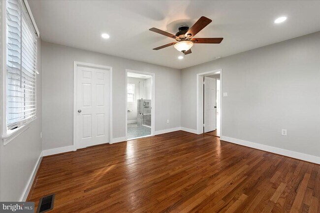 Building Photo - 641 W Country Club Dr