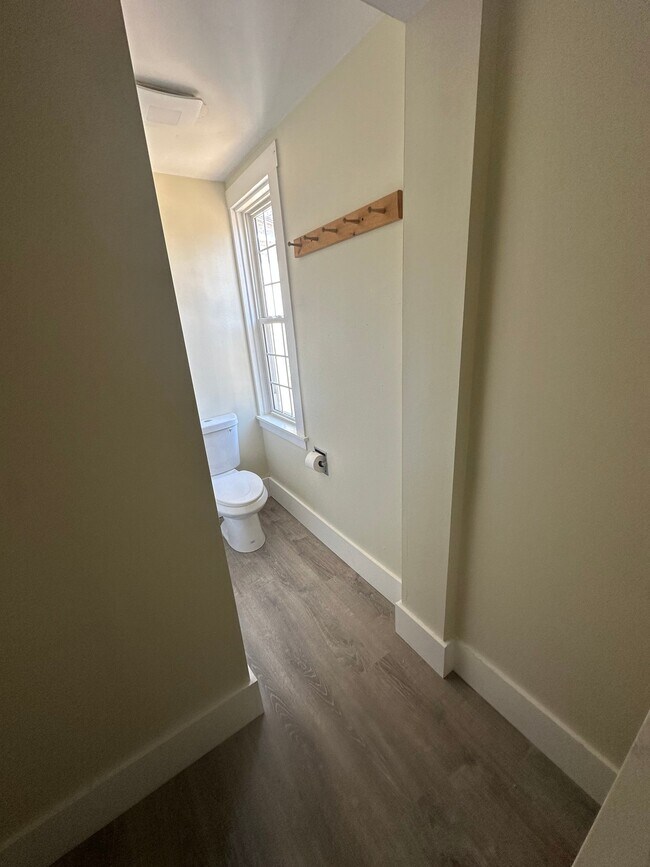 Building Photo - 546 Canaan St