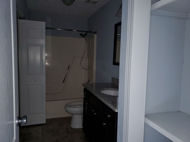 Building Photo - Beautiful contemporary home with high ceil...