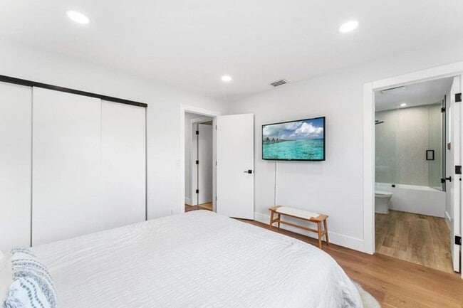 Building Photo - 5610 S Ocean Blvd