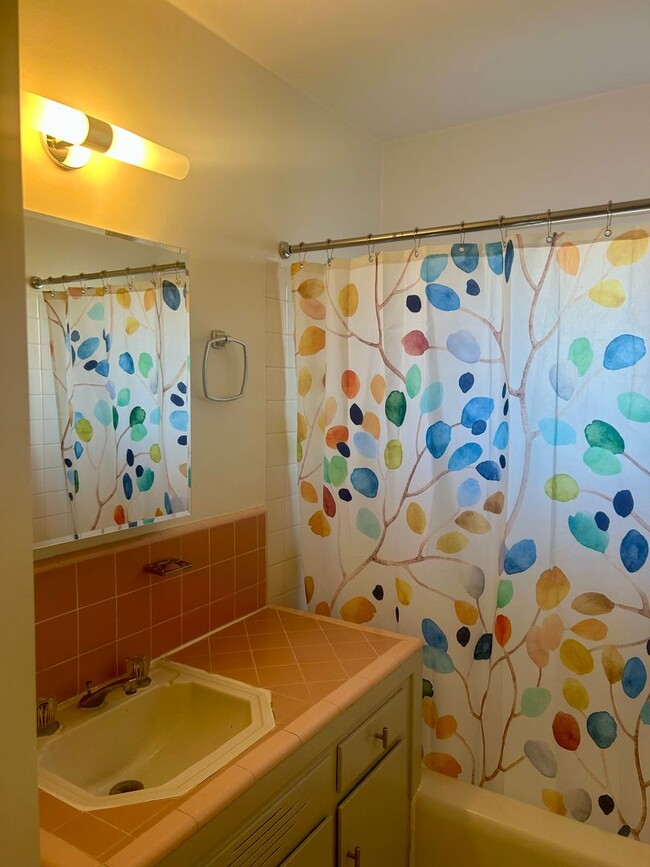 Building Photo - SUNNY TWO BEDROOM ONE BATH Apartment ***