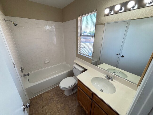 Building Photo - Gorgeous 4Bed/2Bath Home located in Sunris...